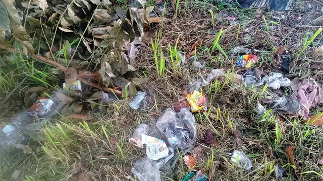 Sampah berserakan di taman Daan Mogot
