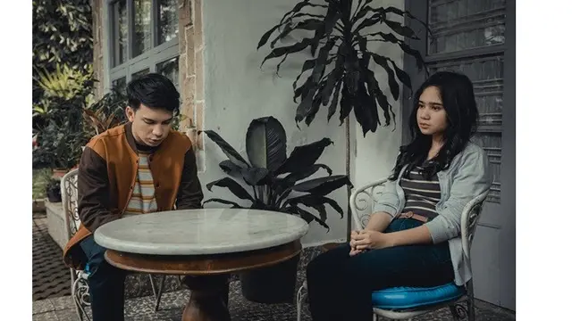 Adu Akting di Web Series, Ini 7 Potret Kompak Persahabatan Tissa Biani dan Endy Arfian