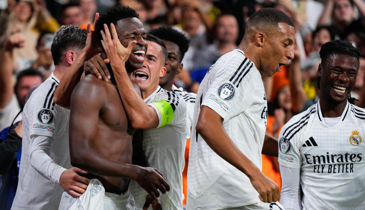 Para pemian Real Madrid merayakan gol yang dicetak oleh Vinicius Junior ke gawang Borussia Dortmund  pada laga Liga Champions di Stadion Santiago Bernabeu. (AP Photo/Manu Fernandez)