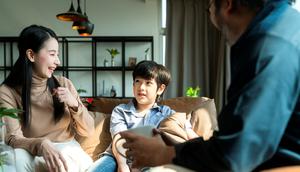 Silent support adalah metode pengasuhan di mana orangtua memberikan dukungan emosional secara tenang tanpa terlalu banyak intervensi. Orangtua hadir sebagai pendengar, pengamat, dan sumber rasa aman, bukan sebagai pengatur utama setiap langkah anak. (foto/dok: freepik/lifestylememory)