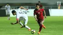 Pemain sayap Indonesia U-23, Febri Hariyadi (kanan) melewati adangan pemain Korea Selatan U-23, Kim Jeung Ho pada laga persahabatan di Stadion Pakansari, Kab Bogor, Sabtu (23/6). Indonesia U-23 kalah 1-2. (Liputan6.com/Helmi Fithriansyah)