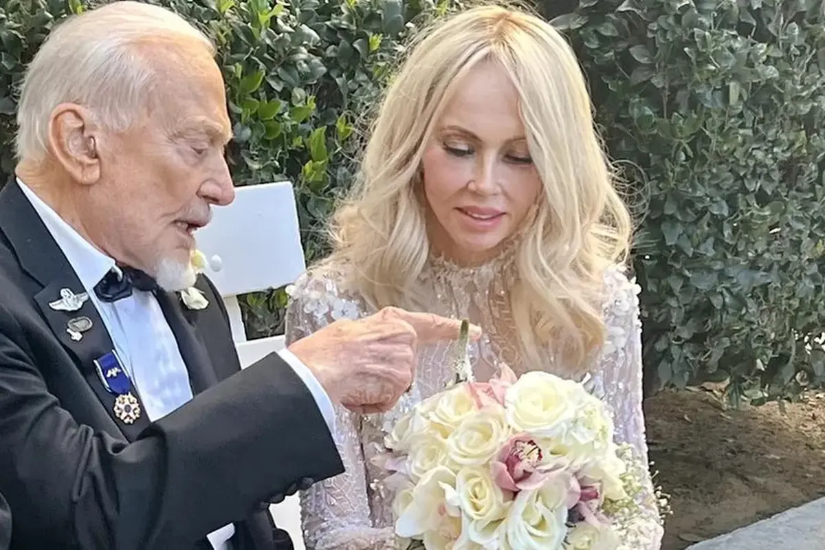 Mantan astronot AS Buzz Aldrin menikah untuk keempat kalinya, di hari ulang tahunnya yang ke-93, Jumat 20 Januari 2023. (Twitter/@THEREALBUZZ)