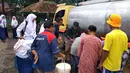 Warga korban banjir dan tanah longsor antre untuk mendapatkan air bersih di Lebak, Banten Senin (6/1/2020). Sebagai wujud kepedulian, Askrindo Syariah memberikan bantuan berupa air bersih melalui mobil tangki air dengan kapasitas sebesar 8.000 liter. (Liputan6.com/Pool/Askrindo)