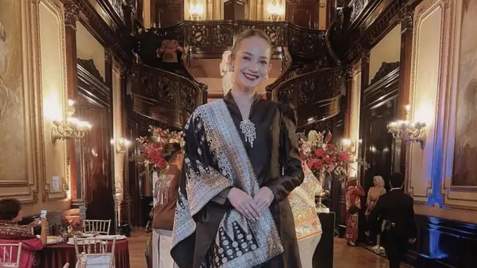 Anggun dan Berkelas, Intip 7 Model Kebaya Modern ala Enzy Storia (credit: instagram/enzystoria)