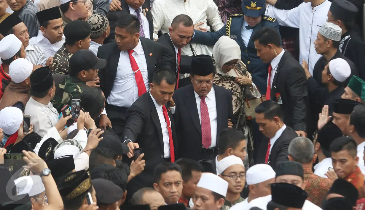 Wapres Jusuf Kalla menghadiri pemakaman Mantan Ketua Umum PBNU KH Hasyim Muzadi di Pondok Pesantren Al Hikam, Depok, Kamis (16/3). KH Hasyim Muzadi mengembuskan napas terakhir di usia 72 tahun. (Liputan6.com/Immanuel Antonius)