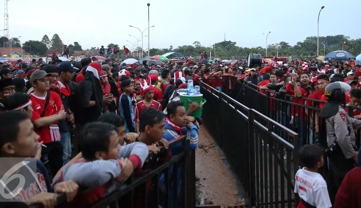 Ratusan orang mengantri untuk menonton pertandingan final leg pertama Piala AFF 2016 di Stadion Pakansari, Bogor, Rabu (14/12). Pada pertandingan ini Timnas Indonesia akan melawan Thailand dalam final Piala AFF 2016. (Liputan6.com/Johan Tallo)