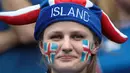 Senyum manis fans Islandia saat menonton timnya melawan Austria pada grup F Euro Cup 2016 di Stadion Stade de France, Saint-Denis, Kamis (23/6/2016) dini hari WIB. (AFP/Kenzo Tribouillard)