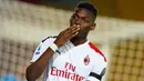 Penyerang AC Milan, Rafael Leao berselebrasi setelah mencetak gol ke gawang Lecce pada pertandingan lanjutan liga Serie A Italia di stadion Via del Mare di Lecce, Italia (22/6/2020). AC Milan menang telak atas Lecce 4-1. (Spada/LaPresse via AP)