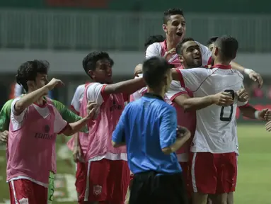 Para pemain Bahrain merayakan gol ke gawang timnas Indonesia U-23 pada laga PSSI Anniversary Cu 2018 di Stadion Pakansari, Bogor, (26/4/2018). Bahrain menang 1-0. (Bola.com/Nick Hanoatubun)