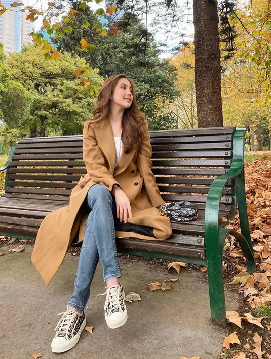Gaya OOTD Chelsea saat menggunakan coat berwarna coklat dan celana denim ini juga bisa jadi inspirasi. Meski terkesan santai, akan tetapi gaya kasual dari Chelsea tetap terlihat stylish. (Liputan6.com/IG/@agatha_chelsea)