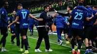 Gelandang Inter Milan asal Polandia bernomor punggung 7, Piotr Zielinski, merayakan gol ketiga timnya bersama pelatih Inter Milan asal Rumania, Cristian Chivu, selama pertandingan Serie A Italia antara Inter Milan dan Juventus di Stadion San Siro di Milan, Minggu dini hari WIB. (Piero CRUCIATTI/AFP)
