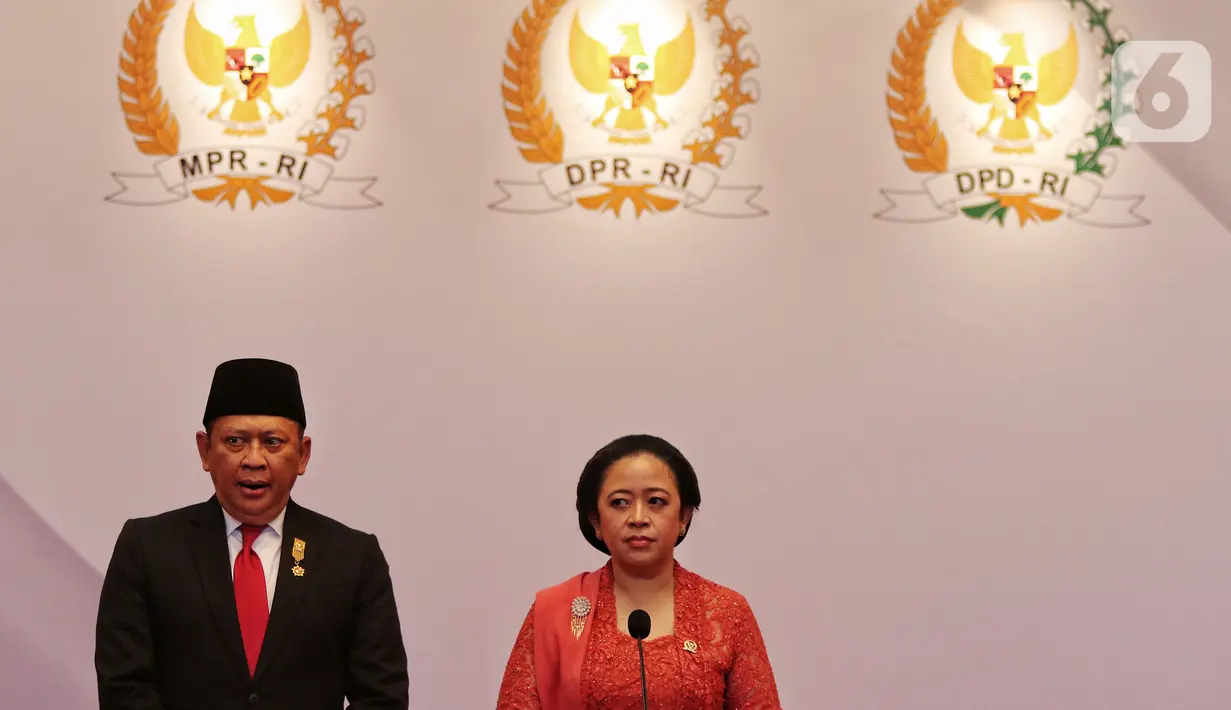 Ketua MPR RI Bambang Soesatyo bersama Ketua DPR RI Puan Maharani memberikan keterangan kepada awak media seusai Pidato Kenegaraan Presiden di Gedung Nusantara, Jakarta, Selasa (16/8/2022). Pidato Presiden Jokowi tersebut disampaikan dalam Sidang Tahunan MPR RI, Sidang Bersama DPR RI dan DPD RI, serta Sidang Paripurna DPR RI tentang Rancangan Anggaran Pendapatan dan Belanja Negara (RAPBN) Tahun 2023. (Liputan6.com/Angga Yuniar)
