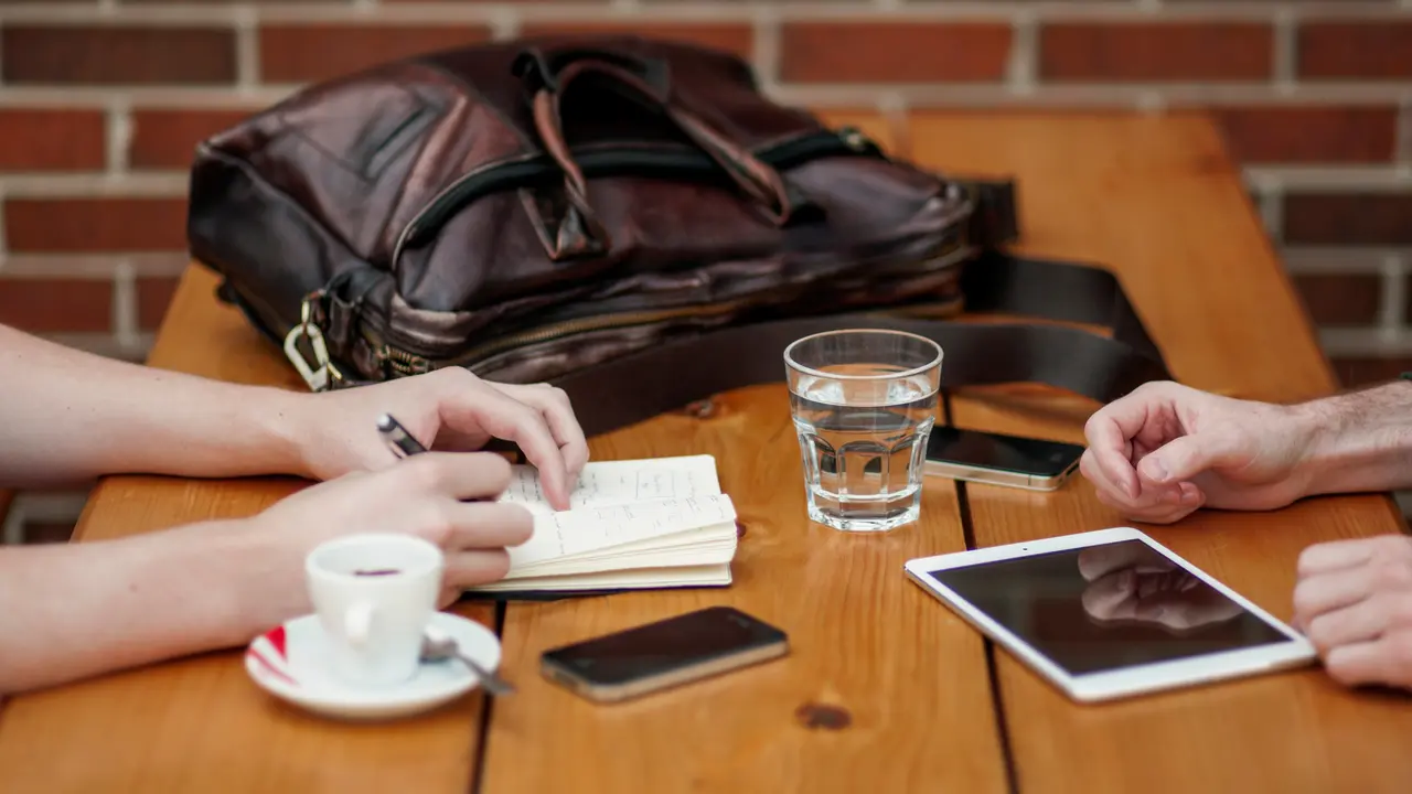 Pacaran Sama Teman Sekantor? Pikir-pikir Lagi deh