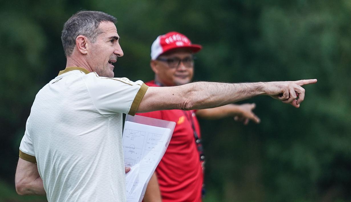 Mantan pelatih Tim Skotlandia, Kilmarnock ini memulai latihan dengan sesi conditional strength, dilanjutkan dengan latihan rondo, dan materi finishing. Sebelum bertemu langsung, Angelo sering berkomunikasi dengan Sudirman dan menyisipkan sejumlah materi latihan. (Foto: Dok. Persija Jakarta)