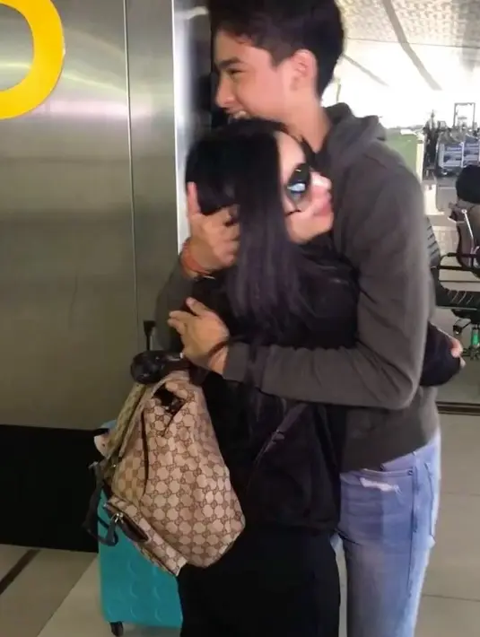 Coba lihat, saat Iis dan Devano berpelukan ini juga sangat mirip dengan sepasang kekasih. Devano yang bertubuh tinggi sangat hangat memeluk ibunda tercintanya. (Instagram/isdadahlia)