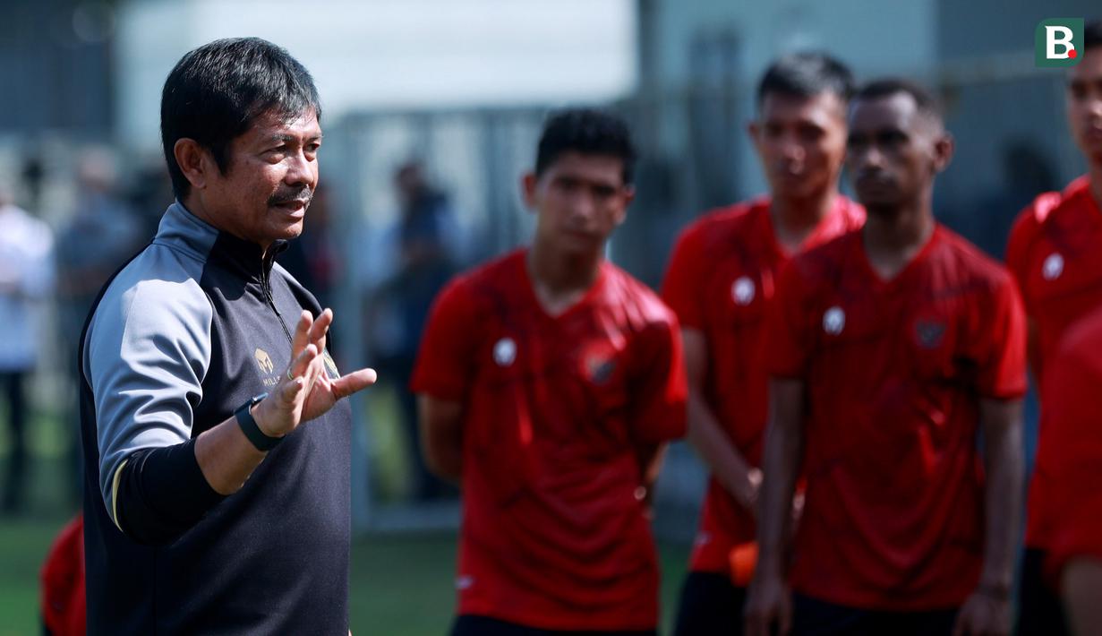 <p>Pelatih Timnas Indonesia U-22, Indra Sjafri, memberikan arahan kepada anak asuhnya saat sesi latihan Jelang persiapan SEA Games 2023 di Lapangan A Senayan, Jakarta, Selasa (7/3/2023). (Bola.com/M Iqbal Ichsan)</p>