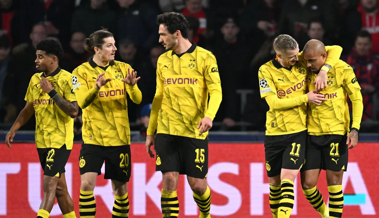 Pemain Borussia Dortmund, Donyell Malen (kanan) melakukan selebrasi bersama rekan-rekannya setelah mencetak gol PSV pada laga leg pertama 16 besar Liga Champions 2023/2024 di The Philips Stadium, Eindhoven, Belanda, Rabu (21/02/2024) dini hari WIB. (AFP/John Thys)