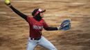 Atlet softball Indonesia, Wa Ode Saputriani, berusaha melempar bola saat melawan Korea Selatan pada laga Asian Games di Lapangan Softball Senayan, Jakarta, Selasa (21/8/2018). Indonesia kalah 2-4 dari Korsel. (Bola.com/Vitalis Yogi Trisna)