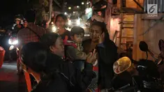 Warga berhamburan keluar rumah saat gempaberkekuatan 7 SR di Lombok dirasakan di kawasan Nusa Dua Bali, Minggu (5/8). Gempa mengguncang di kawasan Lombok Utara, Nusa Tenggara Barat (NTB). (Liputan6.com/Faizal Fanani)