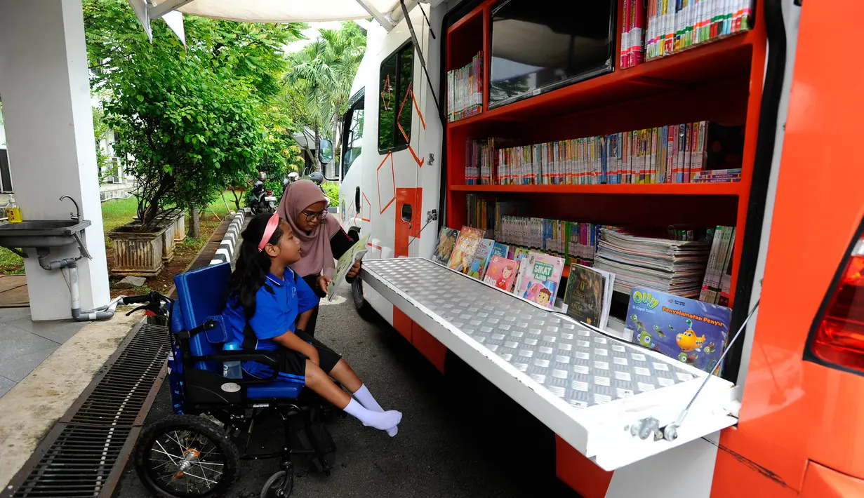 Perpustakaan keliling adalah bagian dari pelayanan perpustakaan umum daerah yang mendatangi atau mengunjungi pembacanya dengan menggunakan mobil. (merdeka.com/Arie Basuki)