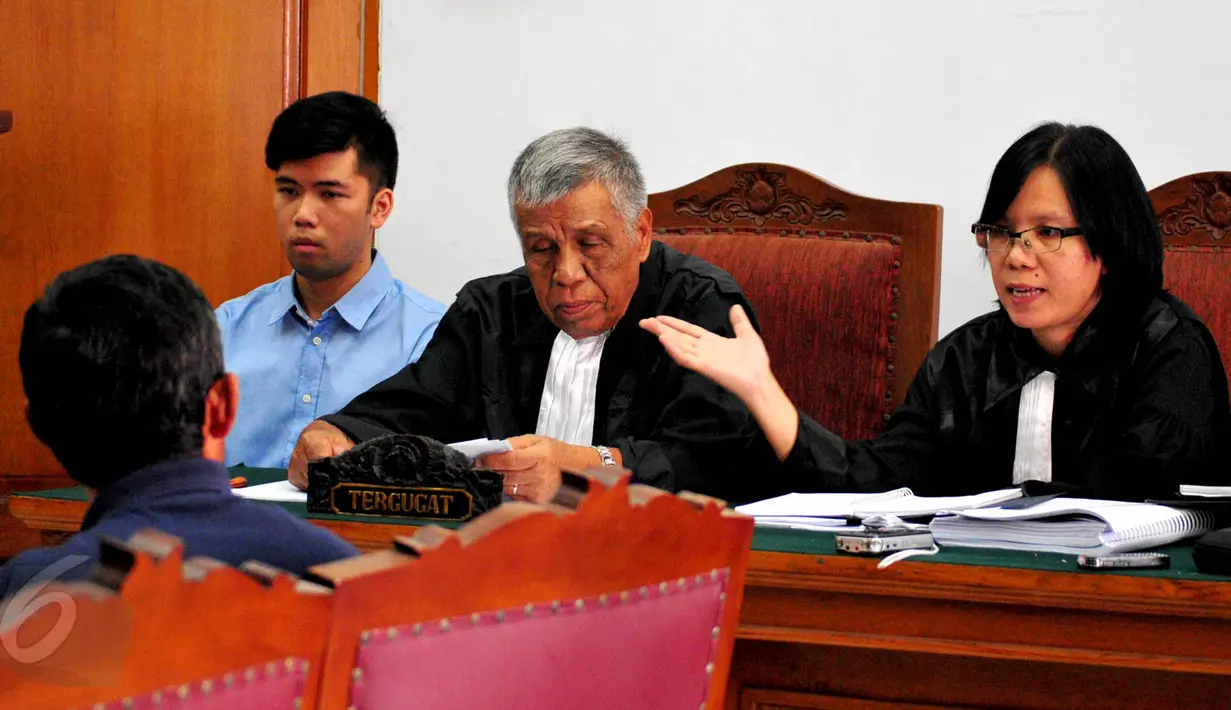 Penasehat hukum Christopher Daniel bertanya kepada saksi saat menjalani sidang lanjutan kasus kecelakaan maut di Arteri Pondok Indah, Pengadilan Negeri (PN) Jakarta Selatan, Kamis(28/5/2015). (Liputan6.com/Yoppy Renato)