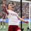 Gelandang Arsenal, Leandro Trossard, merayakan gol pertama timnya dalam pertandingan sepak bola Liga Inggris antara West Ham United melawan Arsenal di Stadion London, London timur, pada 10 Mei 2026. (Adrian Dennis / AFP)