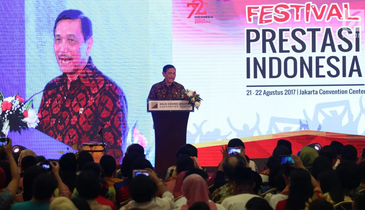 Menko bidang Kemaritiman Luhut Binsar Panjaitan memberikan sambutan pada Festival Prestasi Indonesia di Jakarta Convention Center, Senin (21/8). Luhut menggantikan Presiden Jokowi yang batal hadir untuk membuka gelaran tersebut. (Liputan6.com/Johan Tallo)