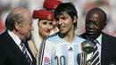 Sergio Aguero dianugerahi trofi Bola Emas oleh Presiden FIFA, Sepp Blatter (kiri) setelah laga final Piala Dunia U-20 antara Argentina menghadapi Republik Ceska di National Soccer Stadium, Toronto, Kanada (22/7/2007). Sergio Aguero sukses meraih gelar pemain terbaik dan top skor secara bersamaan pada Piala Dunia U-20 edisi 2007 di Kanada. Sebagai top skor, ia mampu mencetak 6 gol sepanjang turnamen dan berhasil membawa Argentina menjadi juara. (AFP/Geoff Robins)