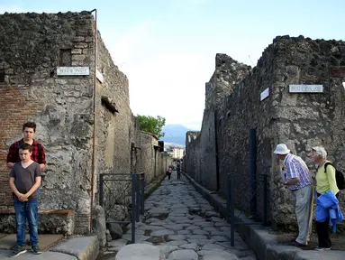 Para Wisatawan saat mengunjungi Pompeii yang merupakan kota peninggalan zaman Romawi kuno yang telah menjadi puing dekat kota Napoli, Italia, Selasa (13/10/2015). Kota Pompeii hancur oleh letusan gunung Vesuvius pada 79M. (REUTERS/Alessandro Bianchi)