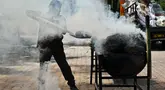 Polisi membakar barang bukti narkotika jenis ganja saat pemusnahan barang bukti di Polda Aceh, Banda Aceh, Aceh, Selasa (6/8/2024). (CHAIDEER MAHYUDDIN/AFP)
