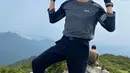 Melihat aktor tampan itu berpose, banyak penggemar yang menuliskan kalimat pujian pada kolom komentar unggahannya. Selain itu, proporsi tubuh Kim Soo Hyun yang sempurna dan kaki yang panjang membuatnya semakin menarik perhatian. Gaya aktor yang dikenal baby face ini pun bikin hati fans meleleh. (Liputan6.com/IG/@soohyun_k216)