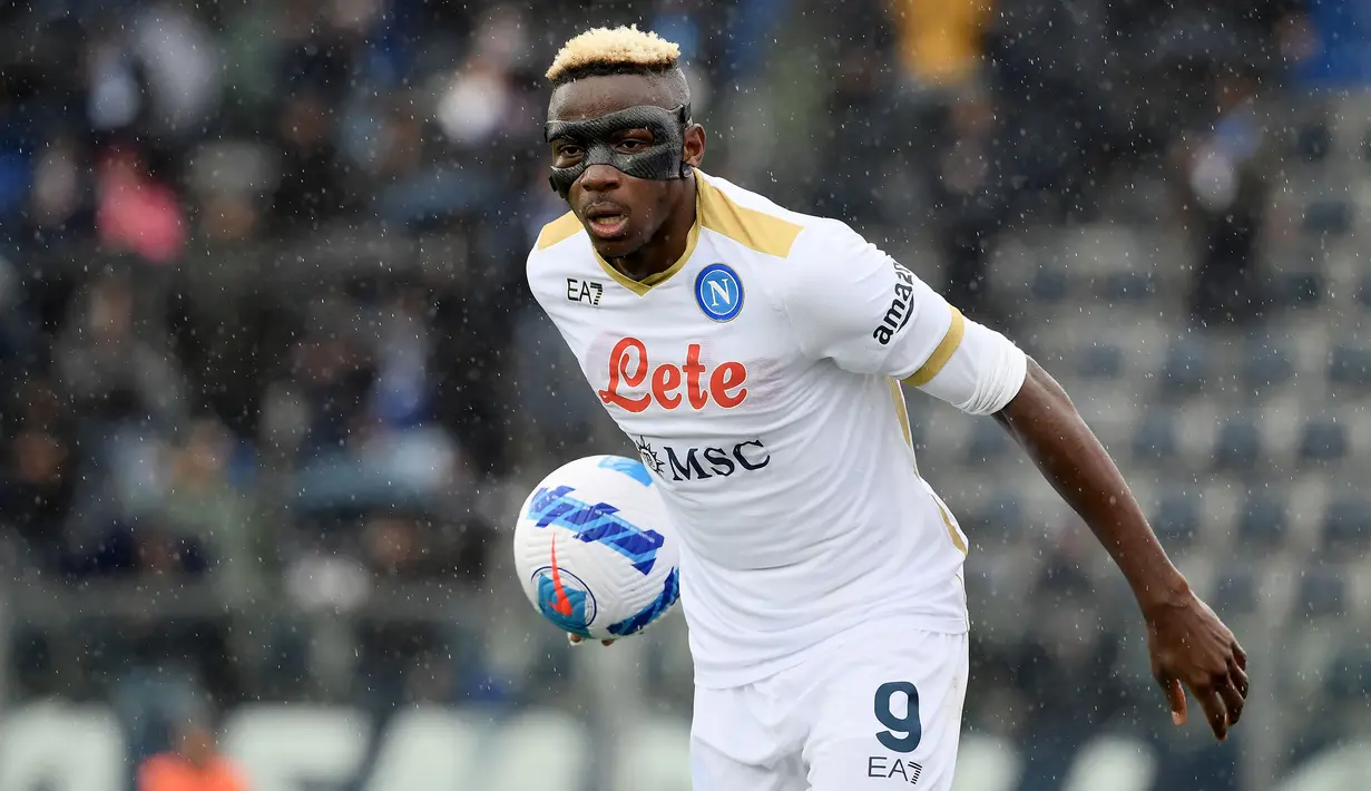 <p>Victor Osimhen memiliki cara bermain seperti Edinson Cavani. Selain menyerang, ia juga berkontribusi secara defensif untuk Napoli. Musim ini, Osimhen tercatat telah mencetak 17 gol dan 6 assist dalam 30 penampilannya di semua kompetisi. (AFP/Filippo Monteforte)</p>
