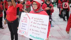 Salah satu peserta aksi yang tergabung dalam Koalisi Sipil Untuk UU Perlindungan PRT mengangkat poster di depan Gedung DPR, Jakarta, Rabu (15/7/2023). Dalam aksinya, pendemo yang sebagian besar ibu-ibu ini juga membawa spanduk dan poster berisi tuntutan mereka. (Liputan6.com/Faizal Fanani)