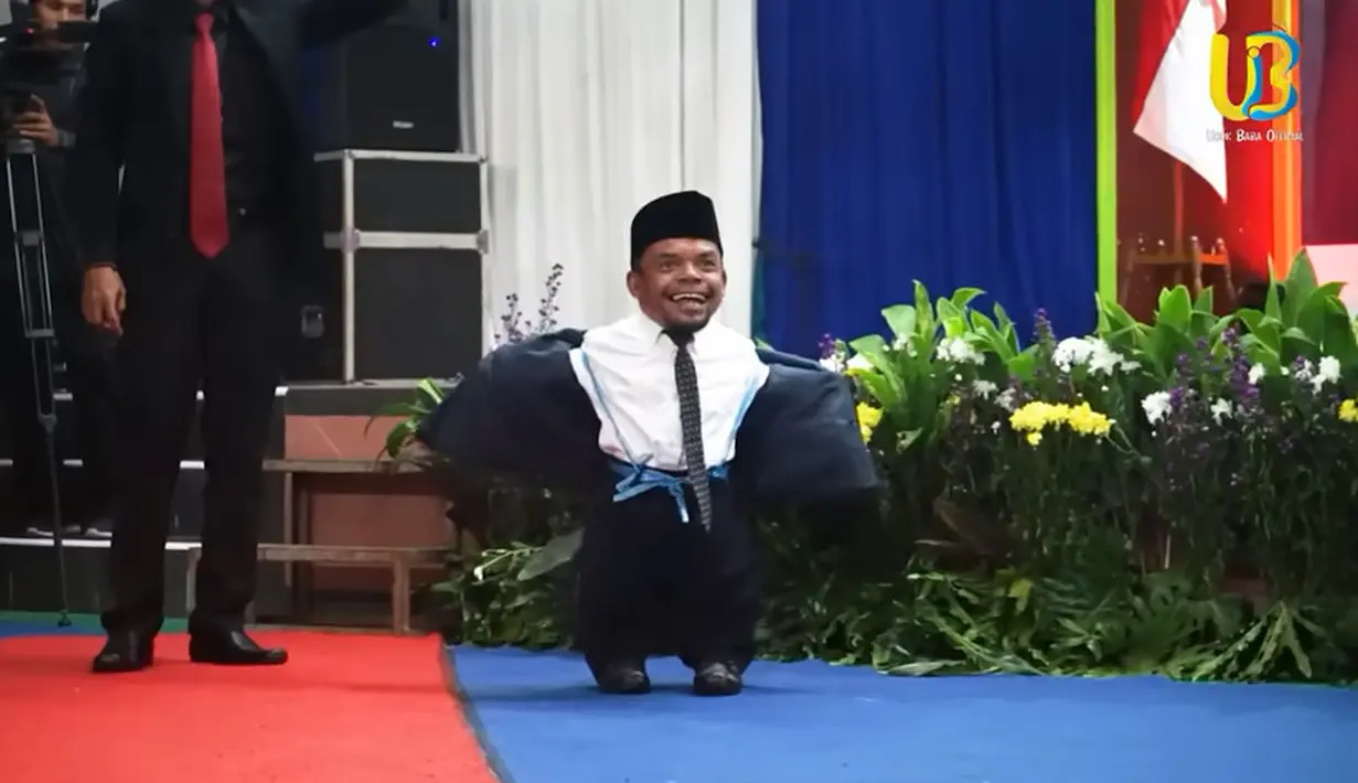 Selesai memberikan sambutan, pria bernama asli Usnan Batubara itu membuat heboh seisi ruangan. Pasalnya, ia memperlihatkan celananya diikat dengan tali rafia untuk gasper. Tawa hadirin semua pecah melihat kelakuan Ucok Baba. [Youtube/Ucok Baba official]