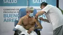 Seorang petugas medis menerima suntikan vaksin COVID-19 di Buenos Aires, Argentina, 29 Desember 2020. Argentina meluncurkan kampanye vaksinasi untuk mengatasi penyakit COVID-19. (Xinhua/Martin Zabala)