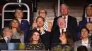 Pangeran Harry bersama Ibu Negara AS, Melania Trump saat menghadiri upacara pembukaan Invictus Games 2017 di Air Canada Centre, Toronto, Kanada (23/9). Invictus Games merupakan olahraga Internasional untuk petugas yang terluka (AFP Photo/Chris Jackson)