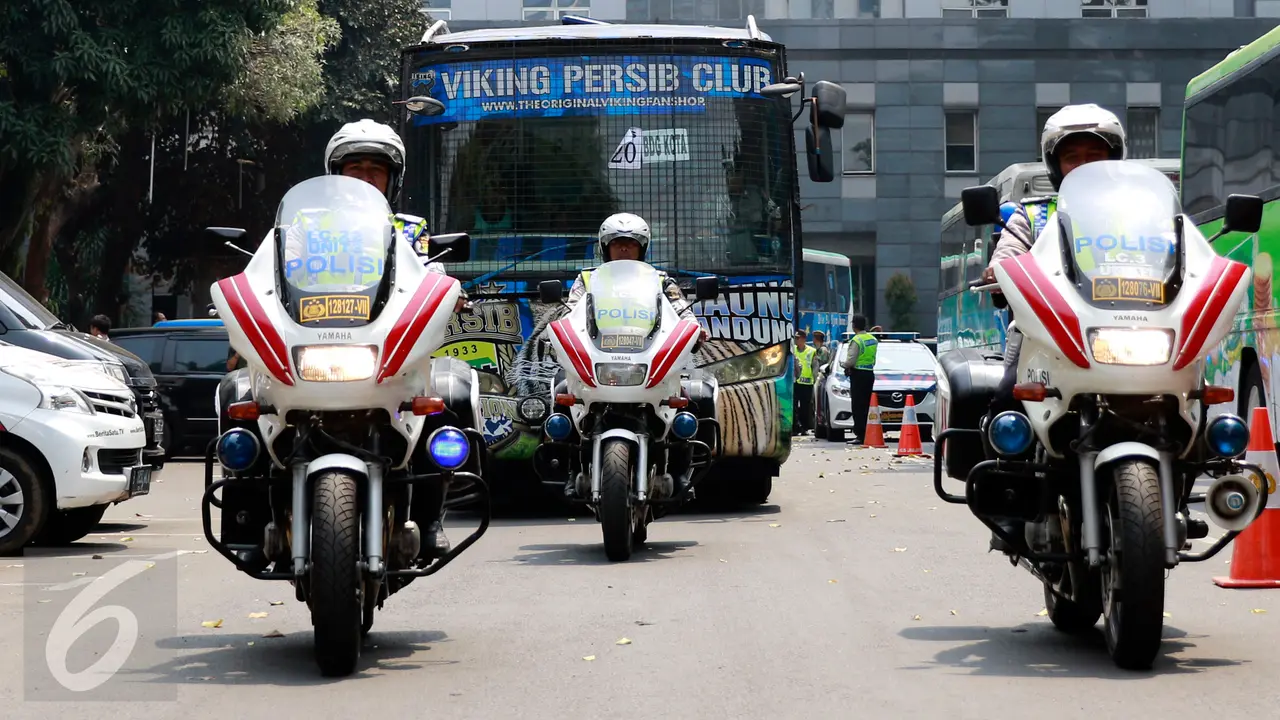 20151018-Bobotoh Diperiksa Kepolisian Polda Metro Jaya Sebelum ke GBK