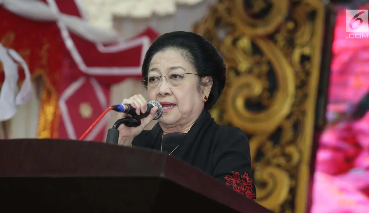 Ketum PDIP Megawati Soekarnoputri saat memberikan paparan menghadiri acara pengumuman nama pasangan cagub-cawagub PDIP di Kantor DPP PDIP Lenteng Agung, Jakarta, Minggu (7/1). (Liputan6.com/Faizal Fanani)