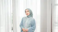 8 Gaya Hijaber Modis dengan Slit Tunik Kasual, Simpel Anti Ribet untuk Dipakai Sehari-hari