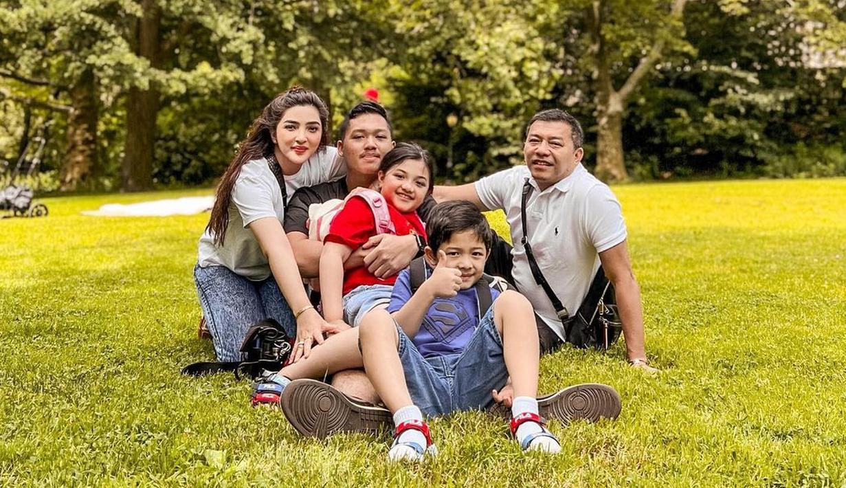 <p>Pasangan artis Anang Hermansyah dan Ashanty selalu sukses mencuri perhatian di dunia hiburan Tanah Air. Anang Hermansyah memboyong keluarganya untuk menikmati keindahan Kota New York dan juga menjelajahi kuliner yang beragam. (Instagram/ananghijau)</p>
