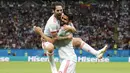 Gelandang Spanyol, Isco, merayakan gol yang dicetak Diego Costa ke gawang Iran pada laga grup B Piala Dunia di Kazan Arena, Kazan, Rabu (20/6/2018). Spanyol menang 1-0 atas Iran. (AP/Frank Augstein)