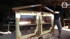 Perajin menyelesaikan pembuatan kursi dari kayu bekas di Pinang, Kota Tangerang, Banten, Minggu (28/3/2021). Furnitur berbahan dasar kayu bekas tersebut dijual dari harga Rp50.000 hingga lima juta rupiah dan dipasarkan hingga ke Sumatera dan Kalimantan. (Liputan6.com/Angga Yuniar)