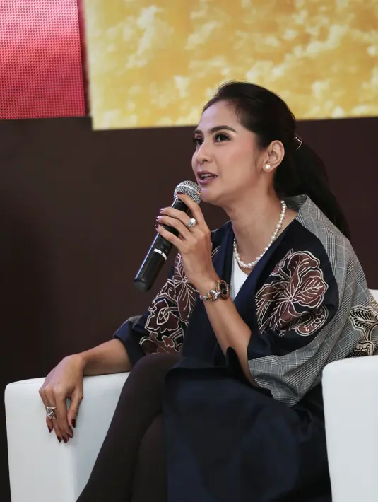 Setiap Hari Ibu tiba tanggal 22 Desember, Maudy Keosnaedi selalu mendapatkan privilege atau hak istimewa dari anak dan suaminya. Putra semata wayangnya melayani makan di hari itu. (Galih W. Satria/Bintang.com)