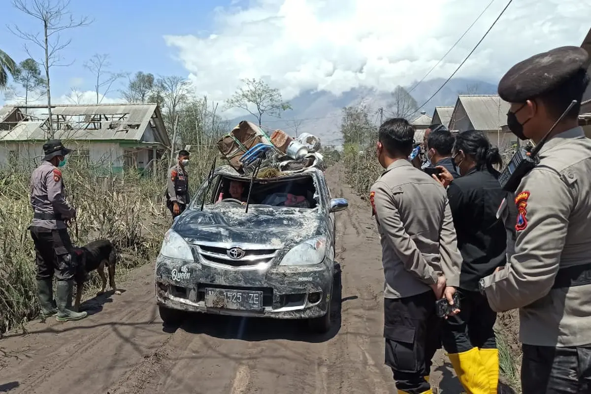 Polisi rutin patroli menjaga barang korban Semeru erupsi. (Dian Kurniawan/Liputan6.com)