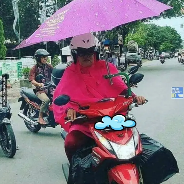 6 Aksi Lucu Emak-Emak saat Pakai Payung Ini Bikin Geleng Kepala