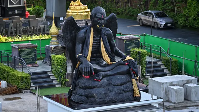 Patung raksasa mirip gargoyle memicu kontroversi di Bangkok