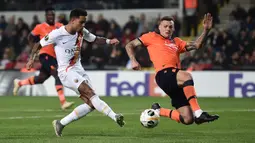 Winger AS Roma, Justin Kluivert, menendang bola ke gawang dibayangi pemain Istanbul Basaksehir pada laga kelima Grup J Liga Europa 2019-2020 di stadion Fatih Terim, Kamis (28/11/2019). AS Roma menang meyakinkan dengan skor 3-0.  (Ozan KOSE / AFP)