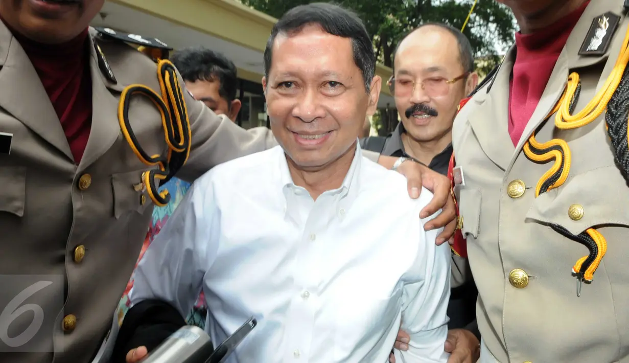 Mantan Direktur PT Pelindo, RJ Lino (tengah) dikawal petugas meninggalkan Bareskrim Mabes Polri, Jakarta, Rabu (6/1/2016). Lino diperiksa sebagai saksi pada kasus dugaan korupsi pengadaan 10 unit mobile crane di Pelindo II (Liputan6.com/Helmi Afandi)