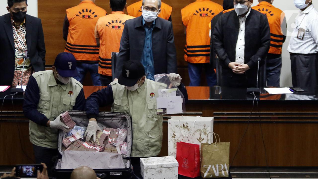 FOTO: KPK Tunjukkan Sejumlah Barang Bukti Hasil OTT Bupati Penajam Paser Utara