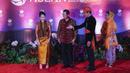 Perdana Menteri Kamboja Hun Manet (kedua kiri) dan istrinya Pich Chanmony (kiri) disambut oleh Presiden Indonesia Joko Widodo atau Jokowi (kedua kanan) dan Ibu Negara Iriana Widodo pada gala dinner KTT ke-43 ASEAN di Jakarta, Indonesia, Rabu (6/9/2023). (Mast IRHAM/POOL/AFP)